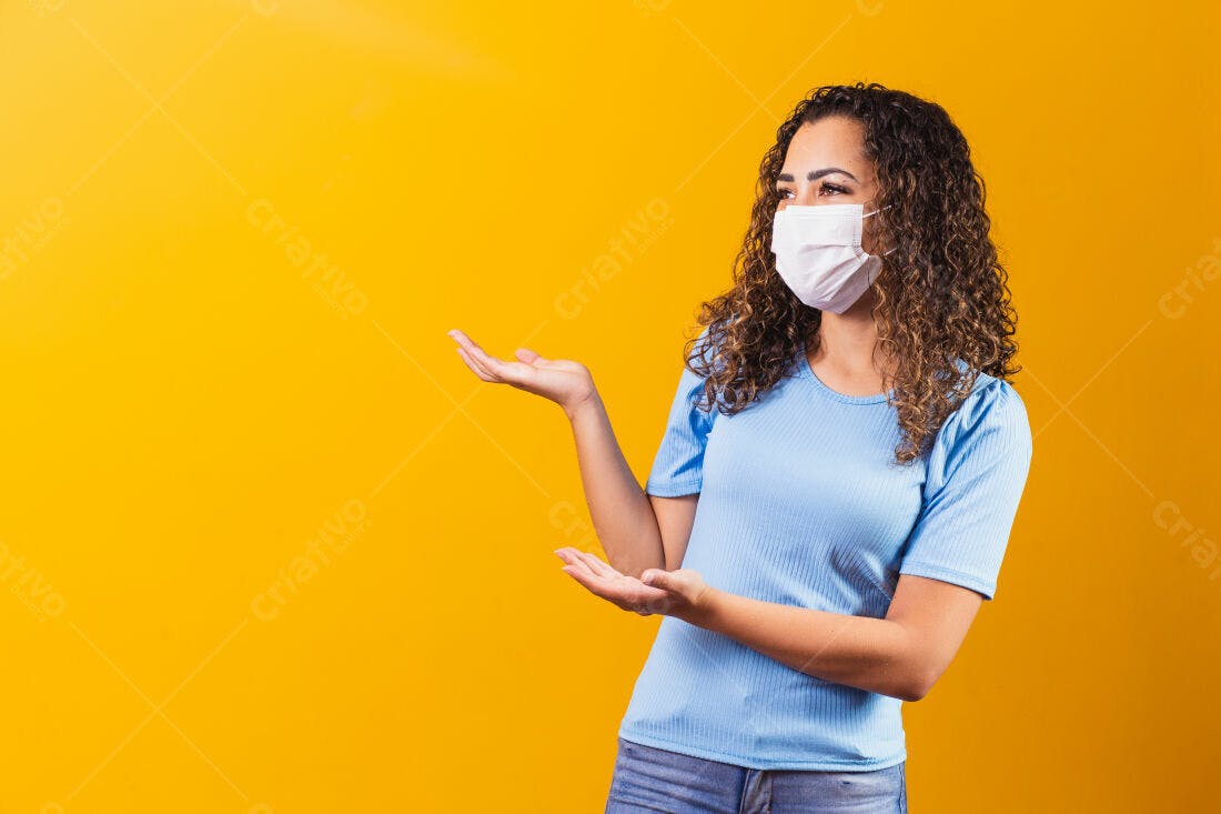 Mulher com máscara apresentando produto fundo amarelo
