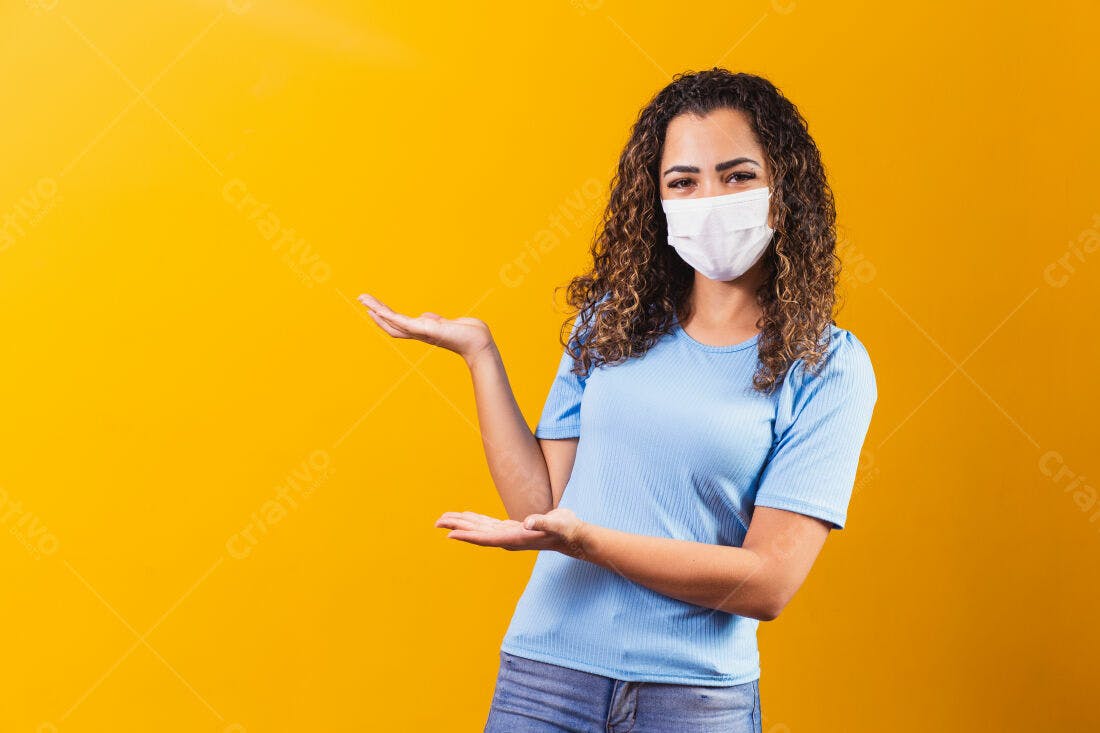 Mulher com máscara apresentando produto fundo amarelo