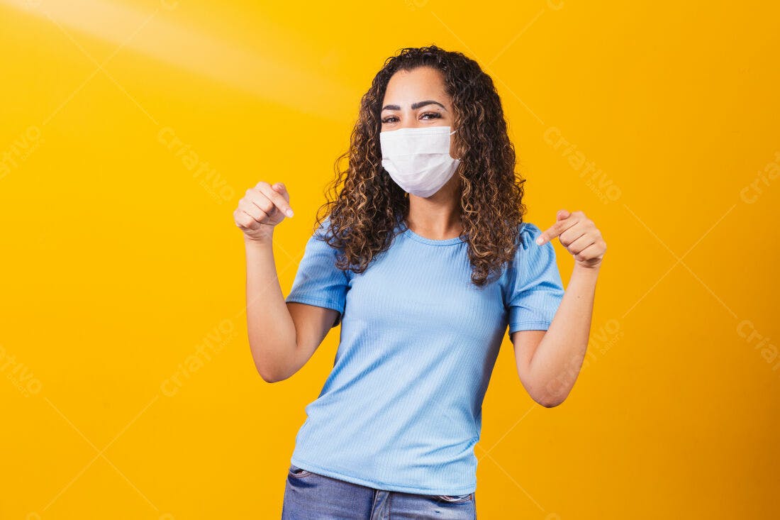 Mulher com máscara apontando para si fundo amarelo