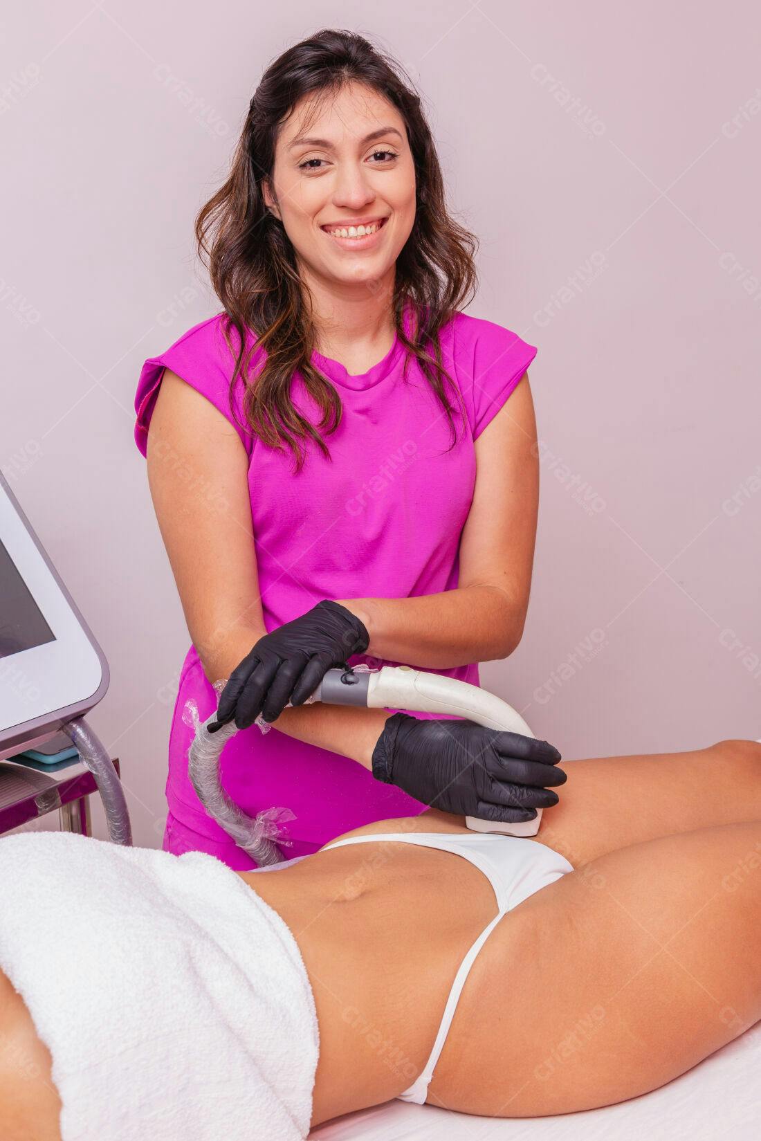 Depilação a laser profissional mulher sorrindo