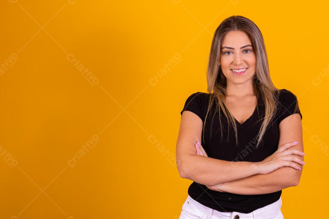 Mulher confiante braços cruzados fundo amarelo