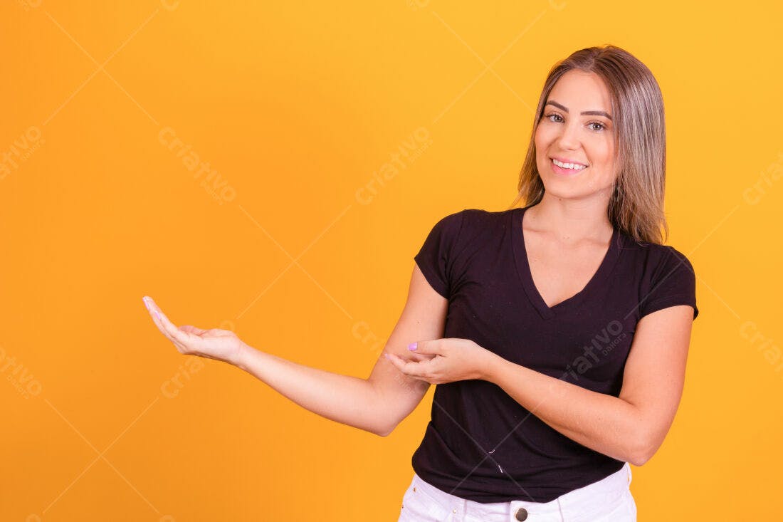 Mulher apresentando produto fundo amarelo