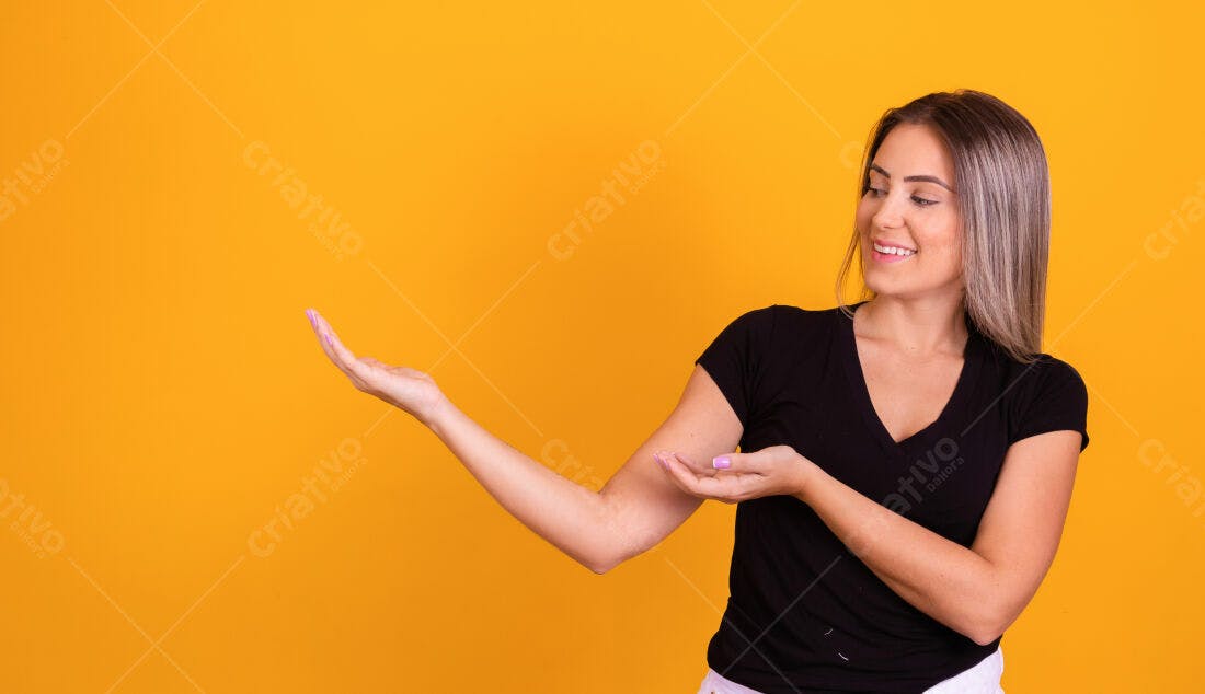 Mulher apresentando produto fundo amarelo