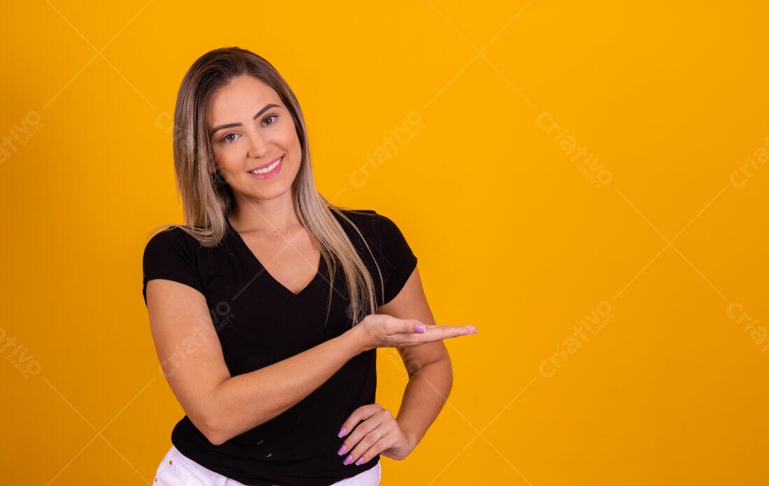Mulher sorrindo fundo amarelo apresentando produto