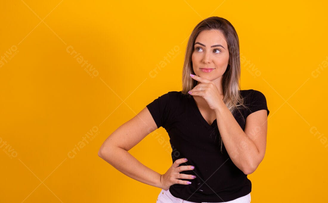 Mulher pensativa fundo amarelo