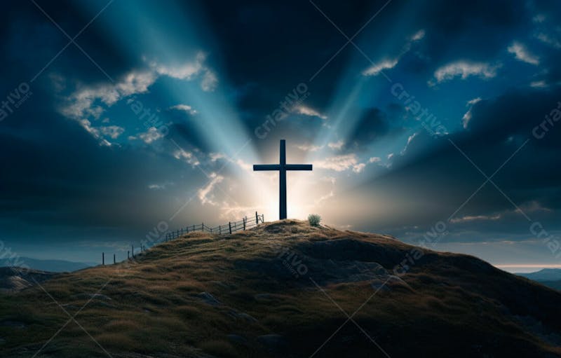 Imagem de cruz no topo da colina com raio solar de um lindo pôr do sol 4