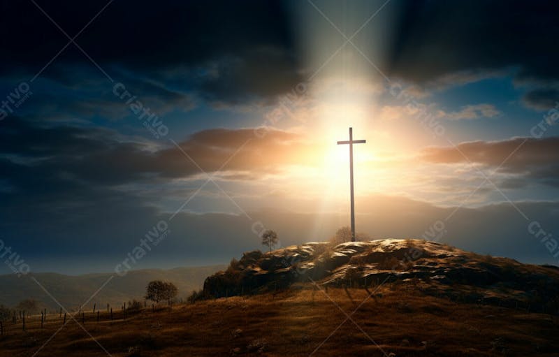 Imagem de cruz no topo da colina com raio solar de um lindo pôr do sol 11