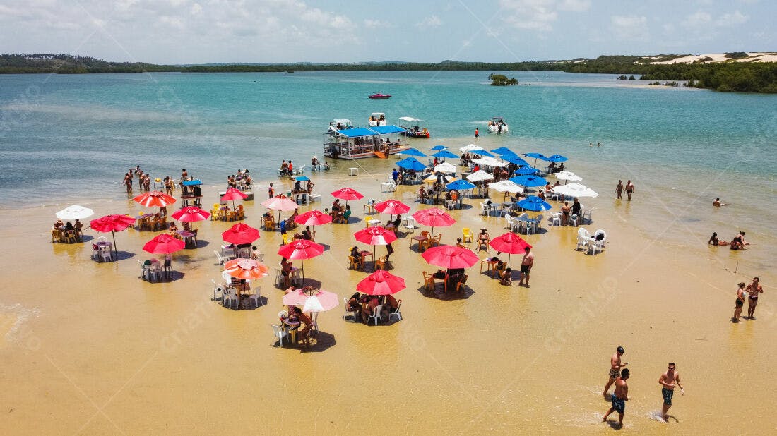 Bar na praia com guarda-sóis vermelhos e azuis