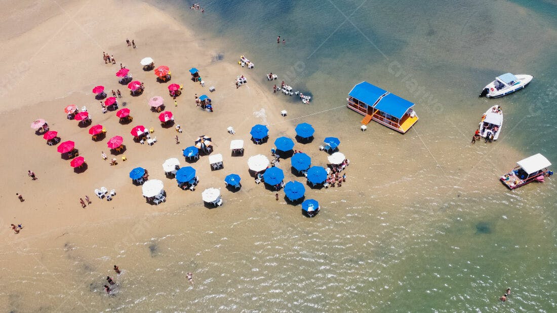 Barcos e guarda-sóis em praia tropical