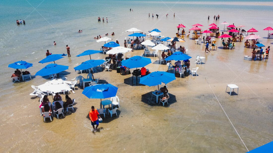 Restaurante na praia com guarda-sóis