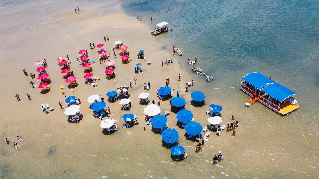 Praia com guarda-sóis coloridos e barcos