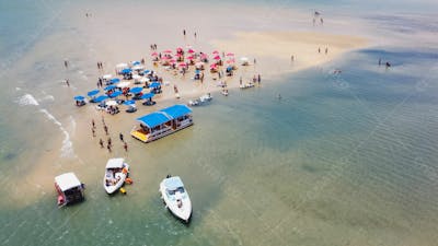 Férias Na Praia Banhistas Barco