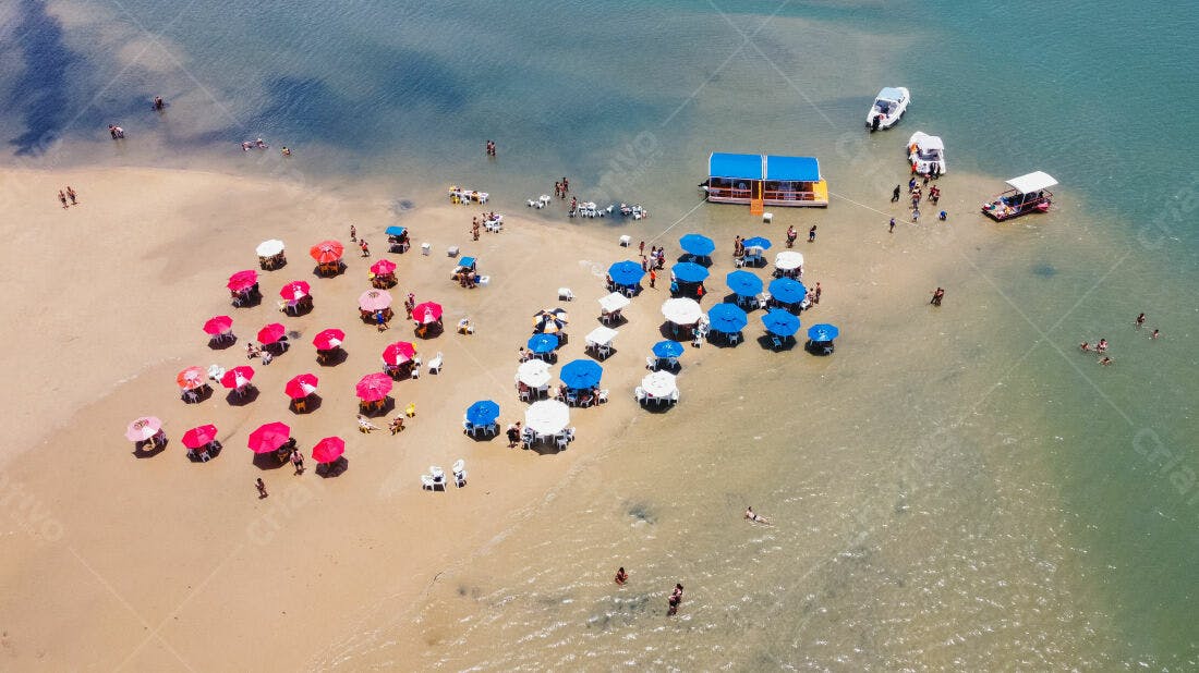 Barraca de praia com guarda-sóis coloridos