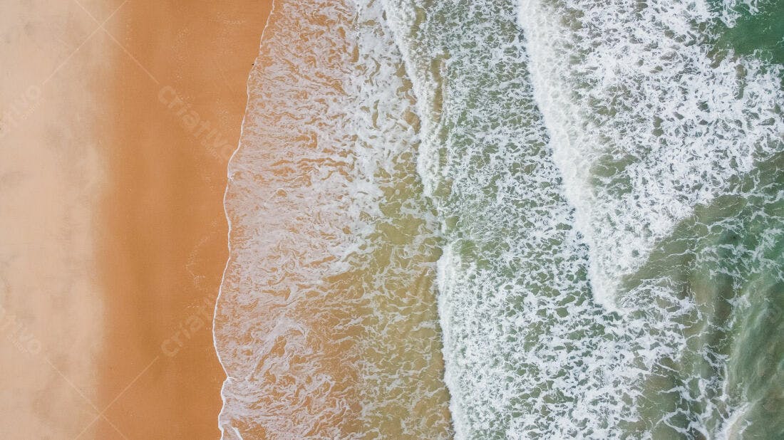 Ondas na praia areia dourada