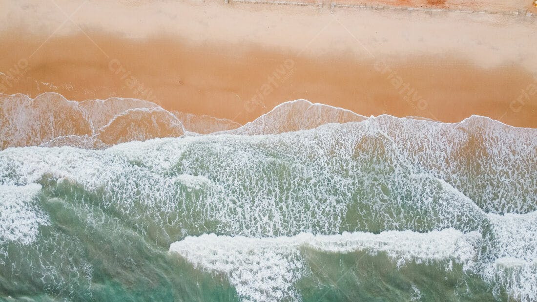 Ondas na praia areia dourada vista aérea