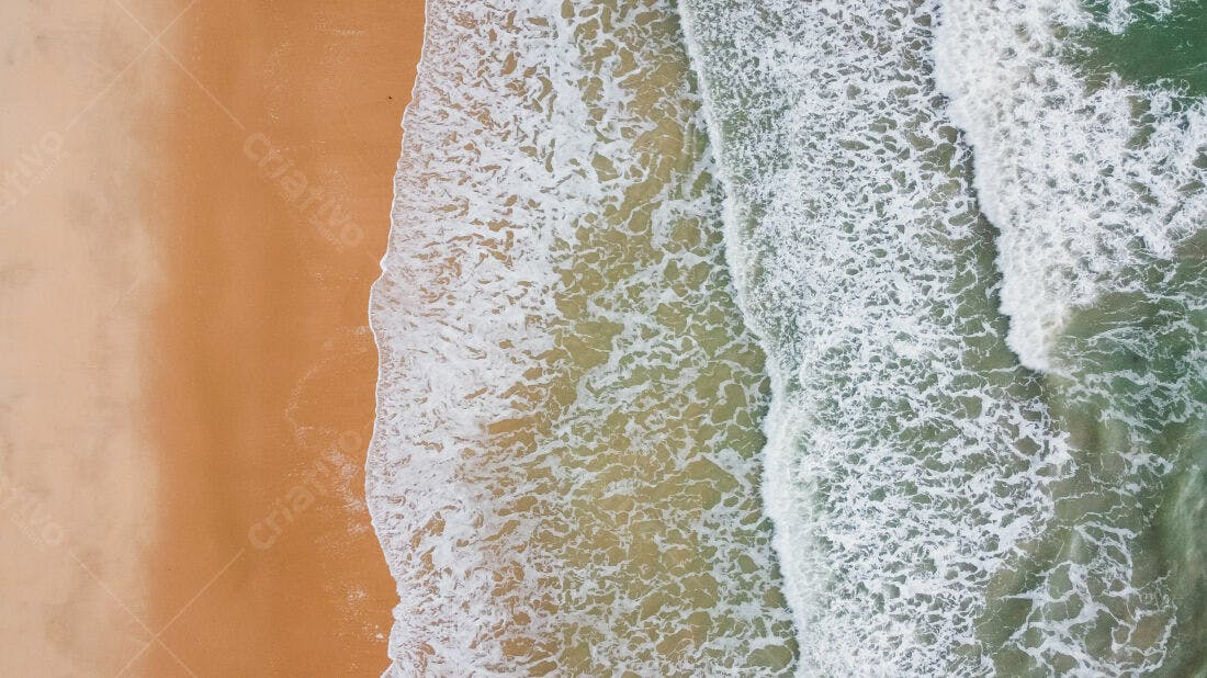 Ondas quebrando na praia areia dourada