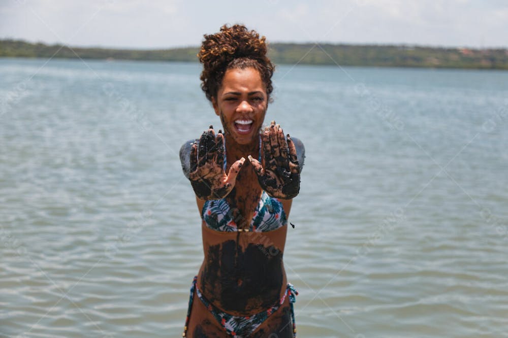 Mulher Bonita Morena Feliz Mostrando As Mãos Corpo Com Barro Na Praia 2