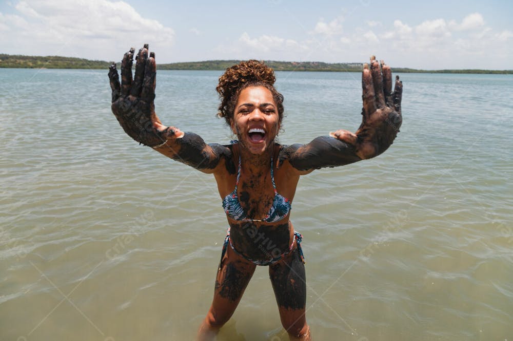 Mulher Bonita Morena Feliz Mostrando Mãos Com Barro Corpo Com Barro Na Praia