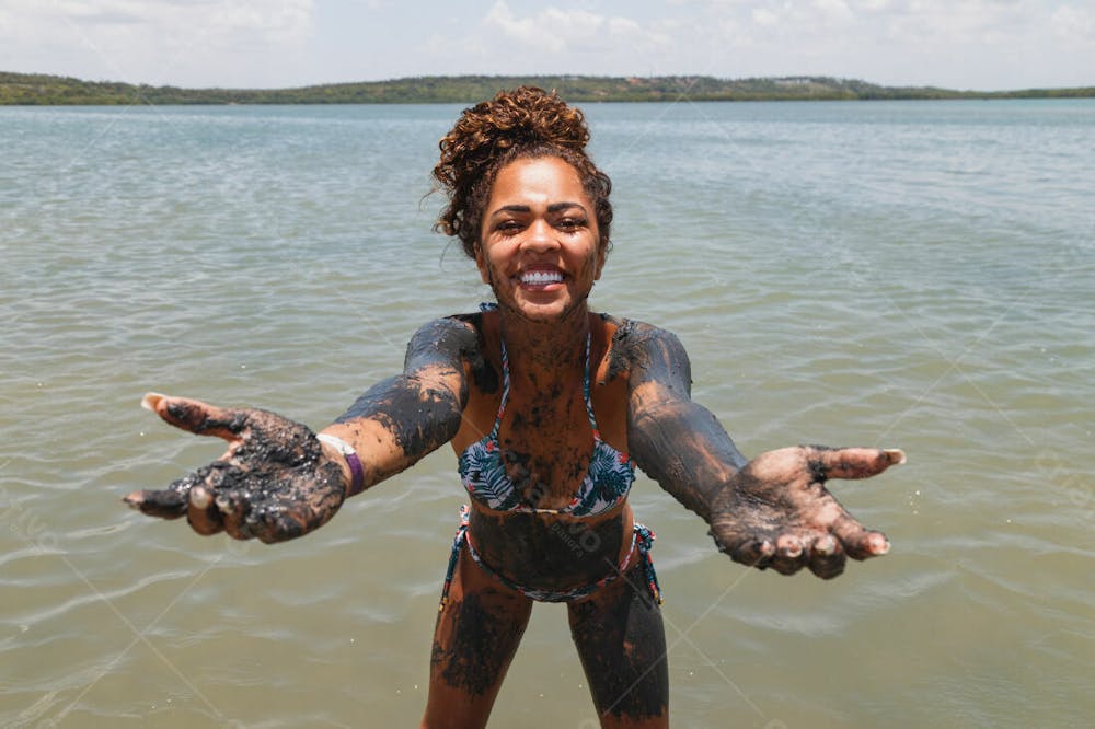 Mulher Bonita Morena Feliz Mostrando Mãos Corpo Com Barro Na Praia