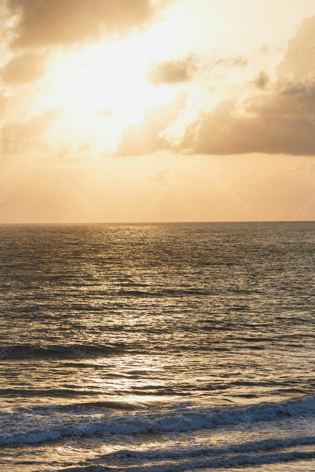 Mar Dourado ao Pôr do Sol