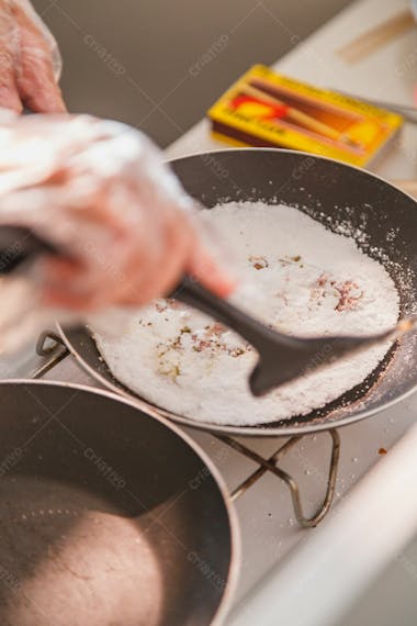 Preparando tapioca na frigideira 1