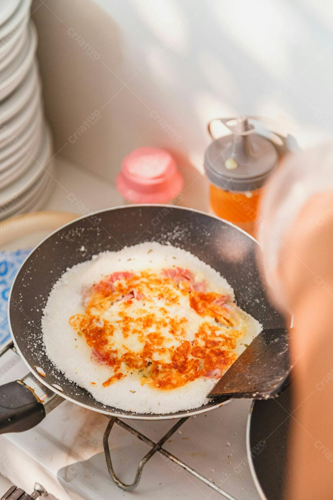 Tapioca com queijo e presunto na frigideira