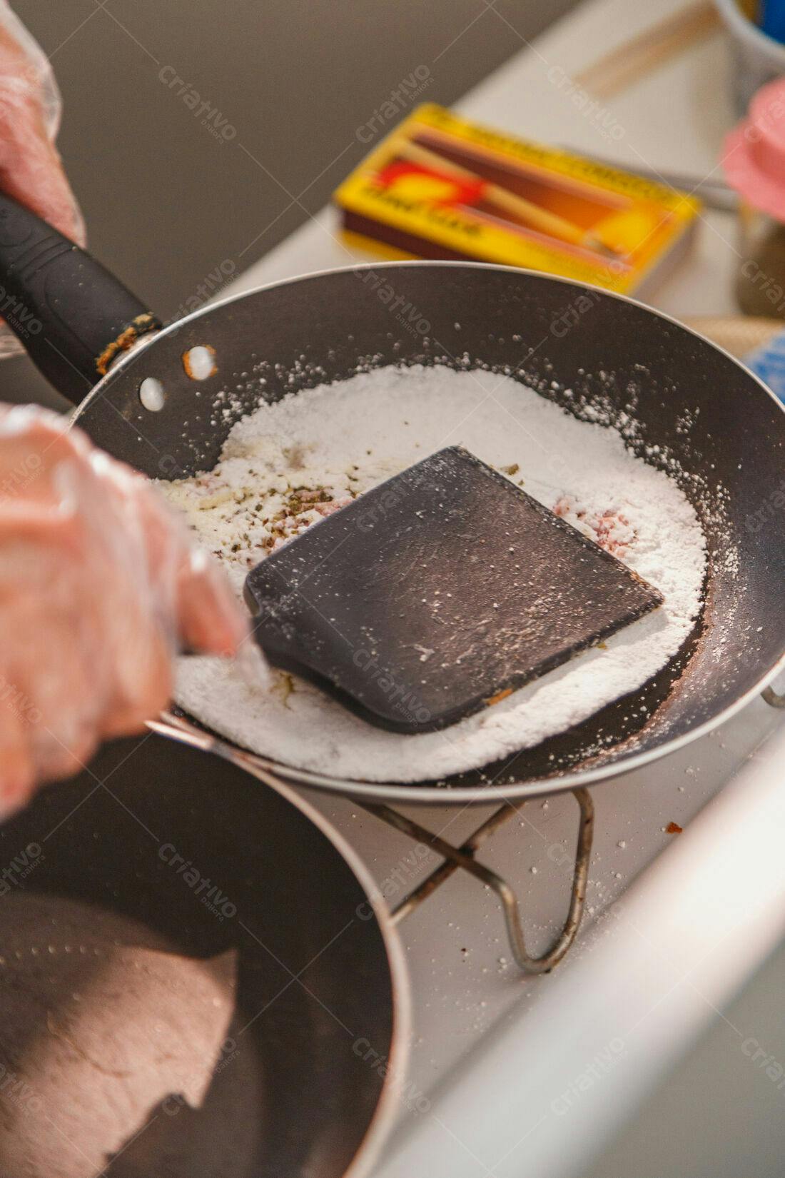 Preparo de tapioca em frigideira