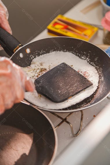 Preparando tapioca na frigideira