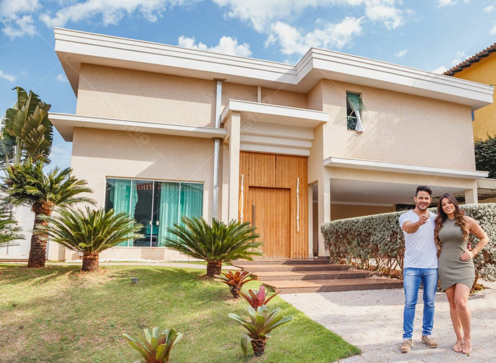 Casal Feliz Com A Compra Da Nova Casa Segurando A Chave