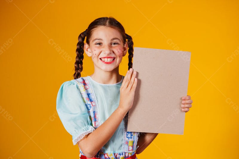 Menina criança segurando uma placa festa junina julina