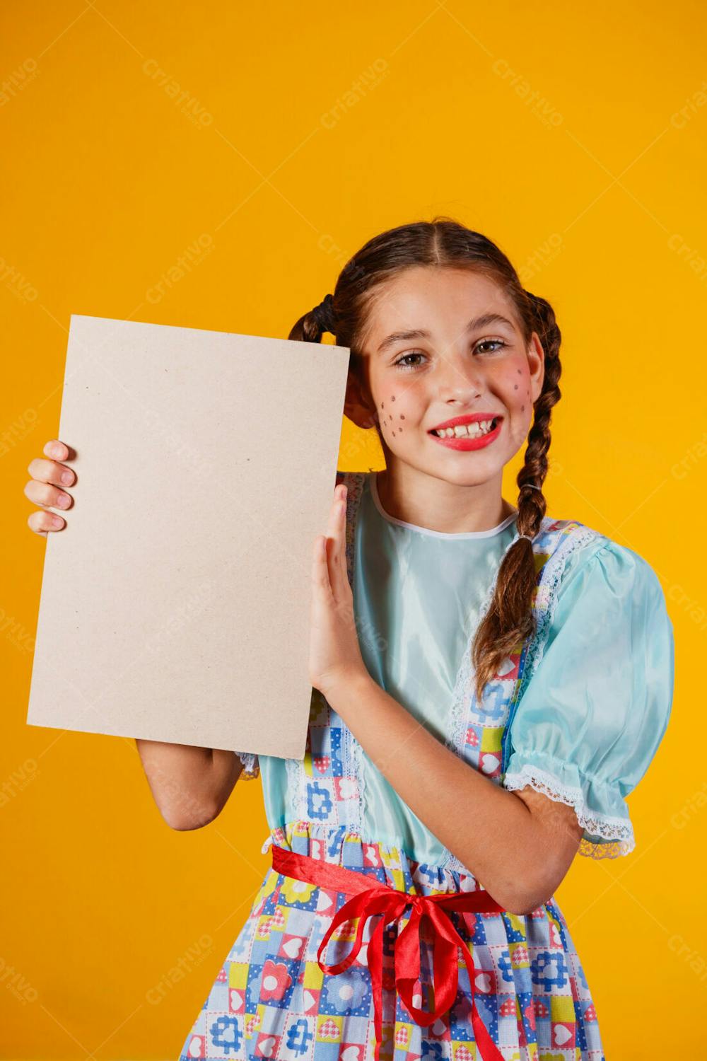 Menina Criança Segurando Uma Placa Festa Junina Julina 3