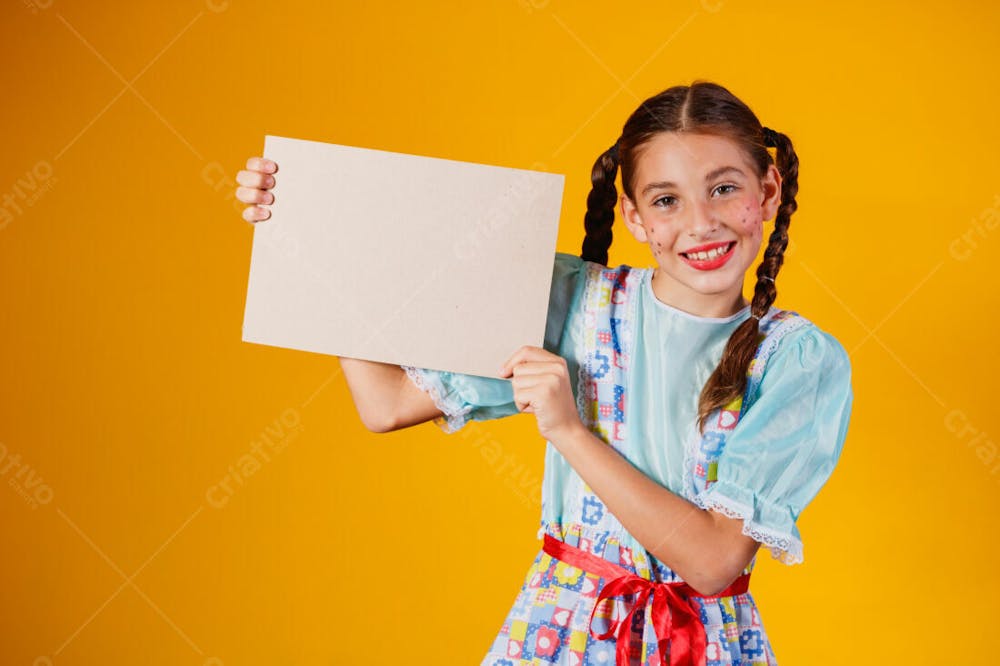 Menina Criança Segurando Uma Placa Festa Junina Julina 4