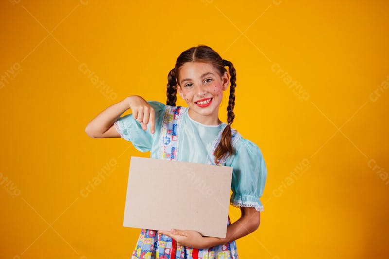 Menina criança segurando uma placa festa junina julina 5