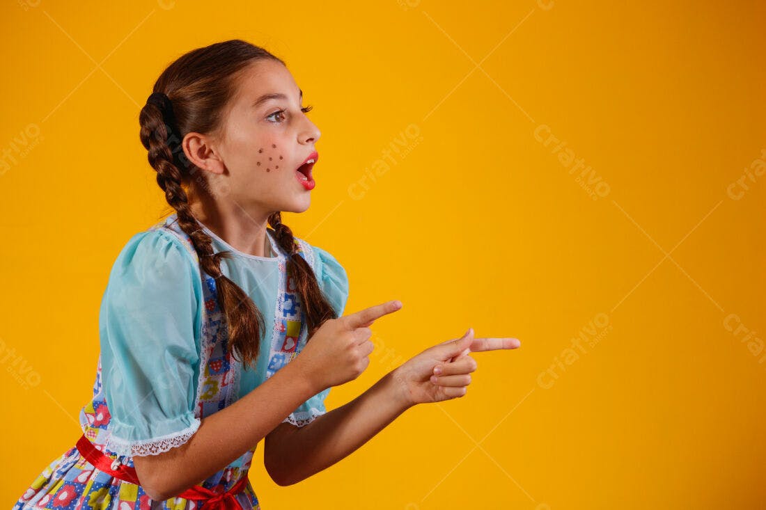 Menina apontando festa junina vestido azul