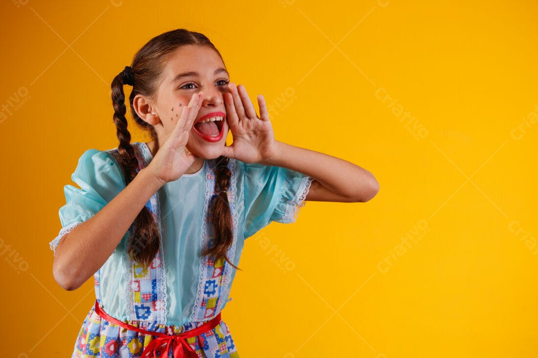 Menina gritando Festa Junina vestido azul
