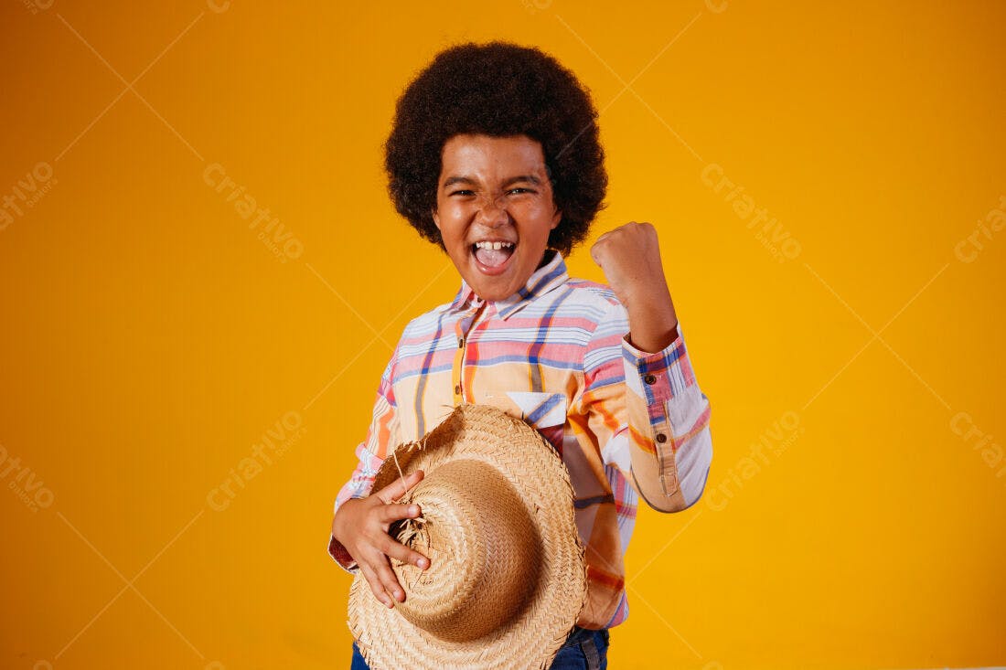 Criança afro feliz com chapéu de palha fundo amarelo