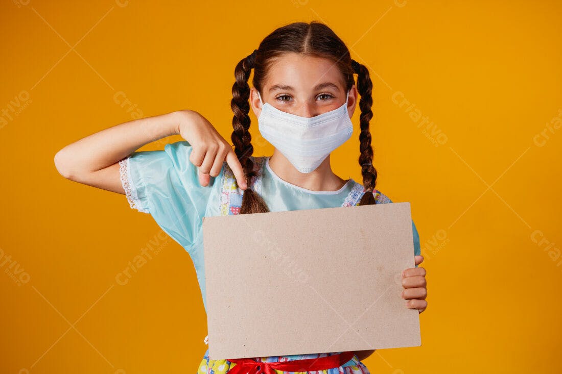 Menina com máscara segurando cartaz fundo amarelo
