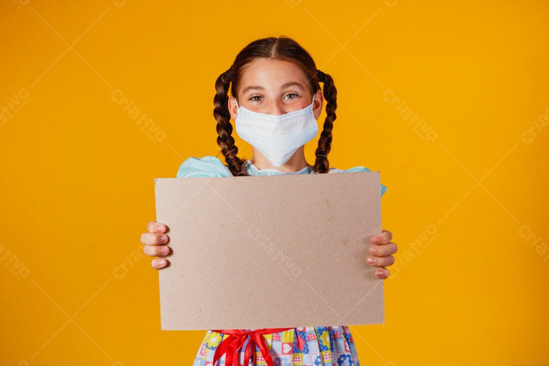 Menina com máscara segurando cartaz amarelo