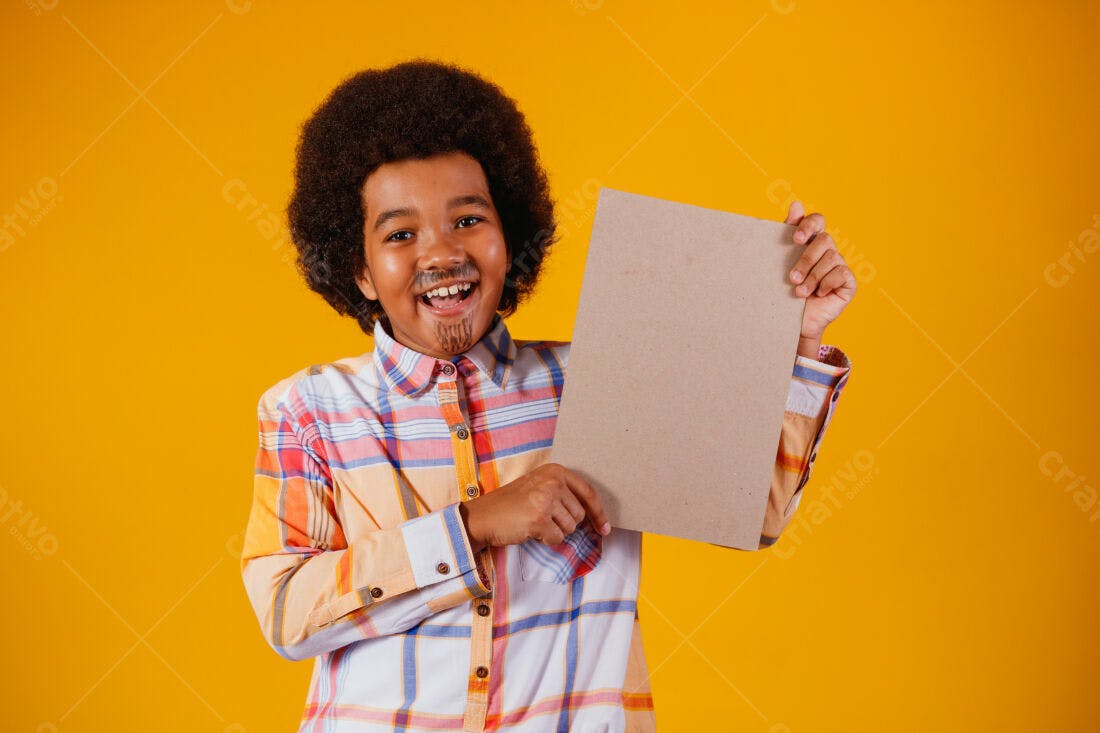 Menino alegre com cartaz fundo amarelo