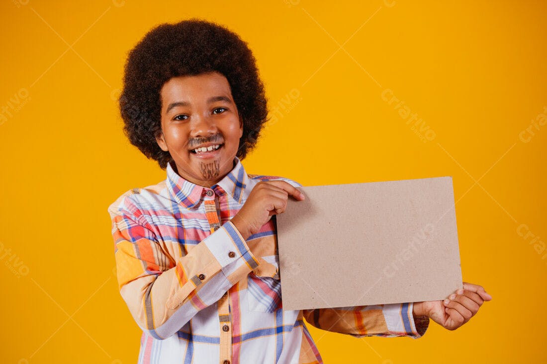Menino afro segurando cartaz amarelo