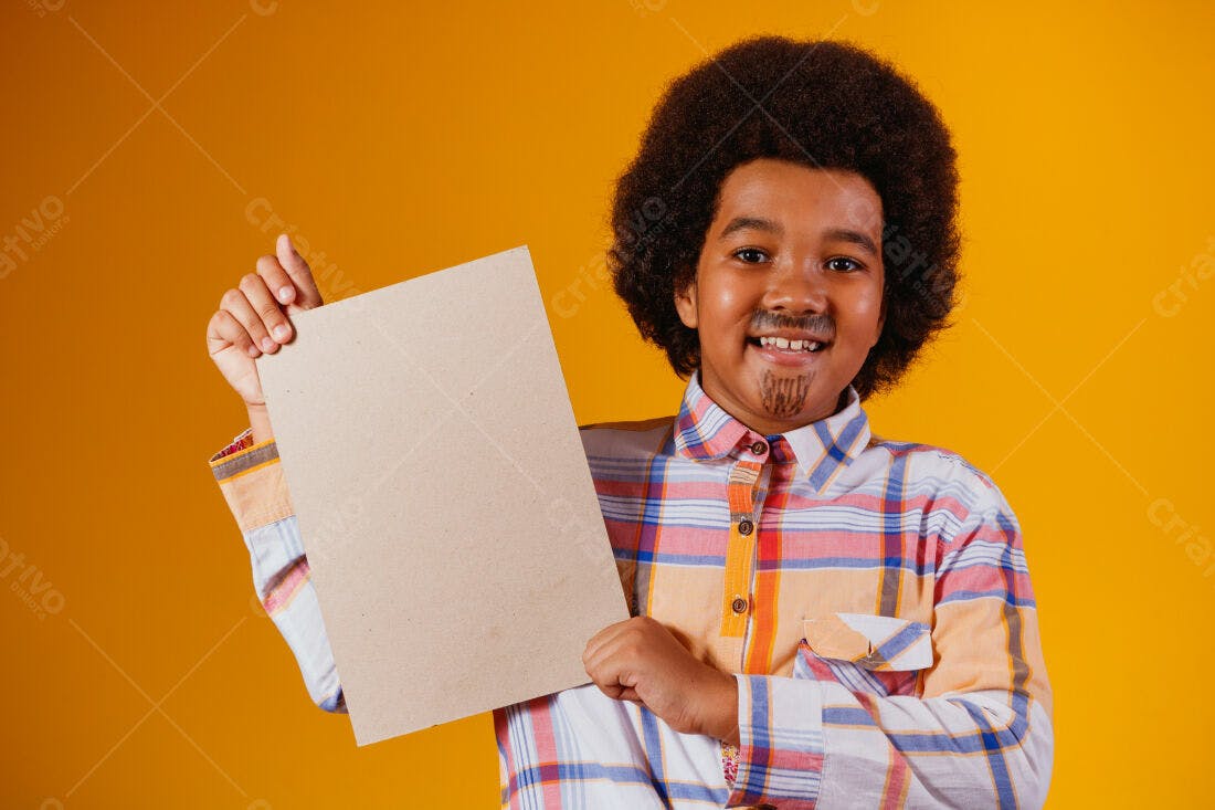 Menino afro segurando cartaz fundo amarelo