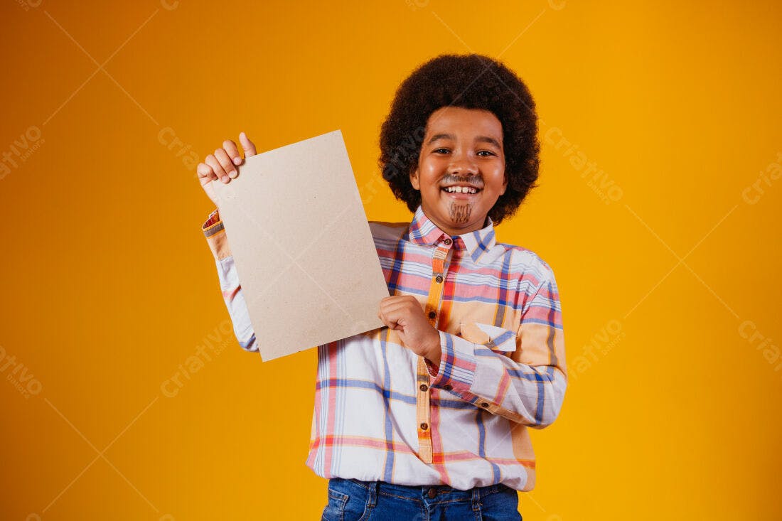 Menino afro segurando cartaz fundo amarelo
