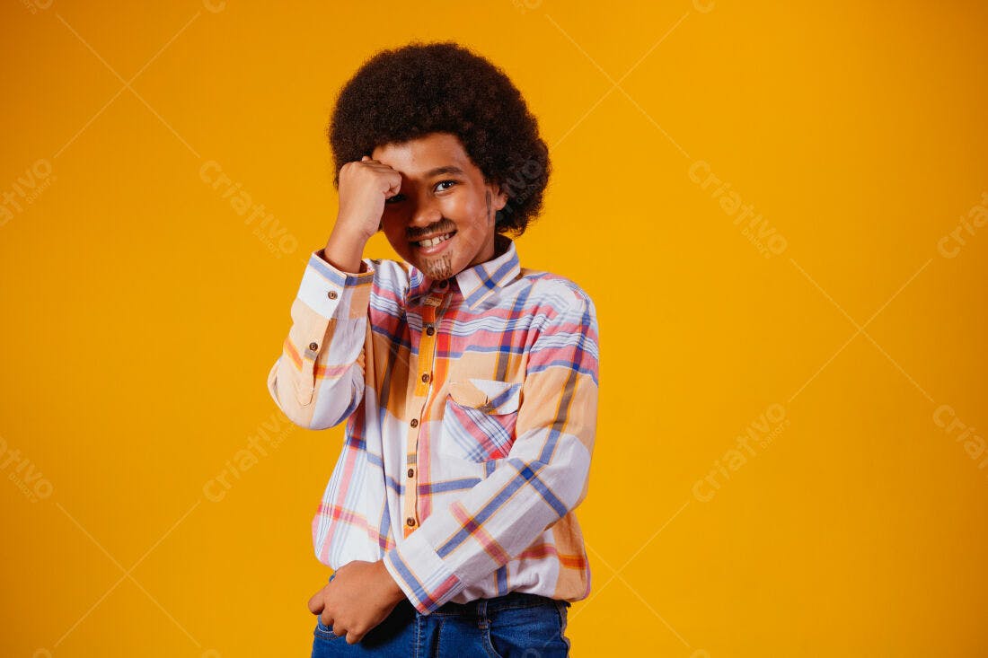 Menino sorridente fundo amarelo camisa xadrez