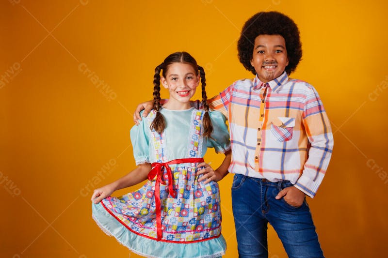Menino e menina criança dançando na festa junina julina