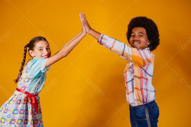 Menino e menina criança dançando na festa junina julina 3