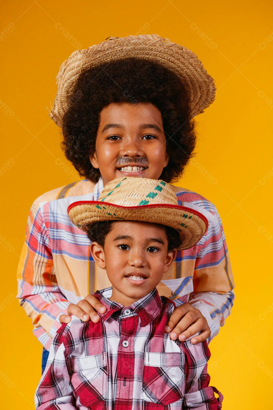 Irmãos usando chapéu de palha fundo amarelo