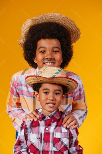 Dois meninos criança fazendo pose para foto chápeu festa junina julina
