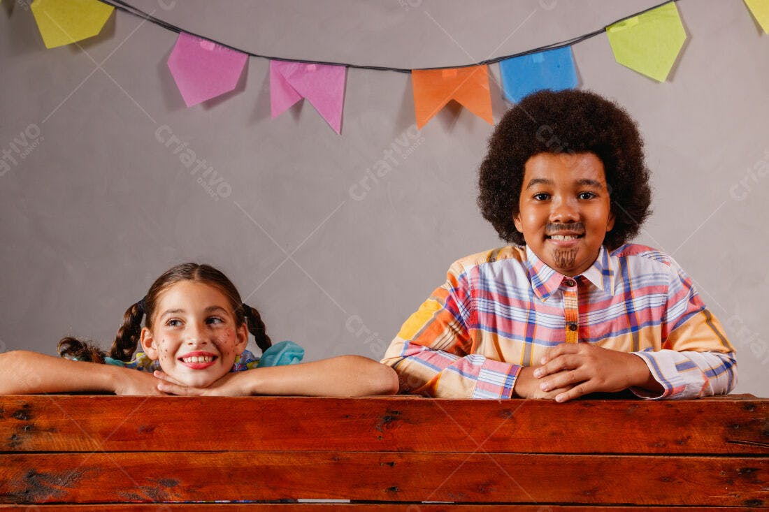 Crianças Festa Junina sorrindo decoração festa