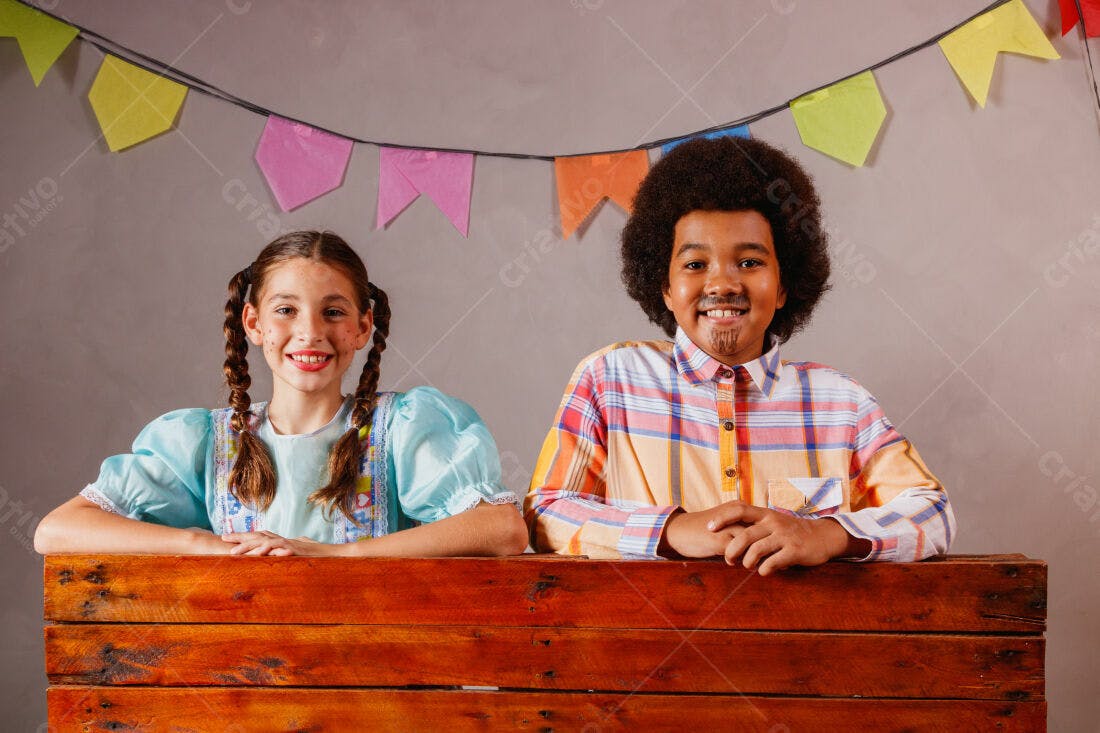 Crianças em trajes juninos sorrindo