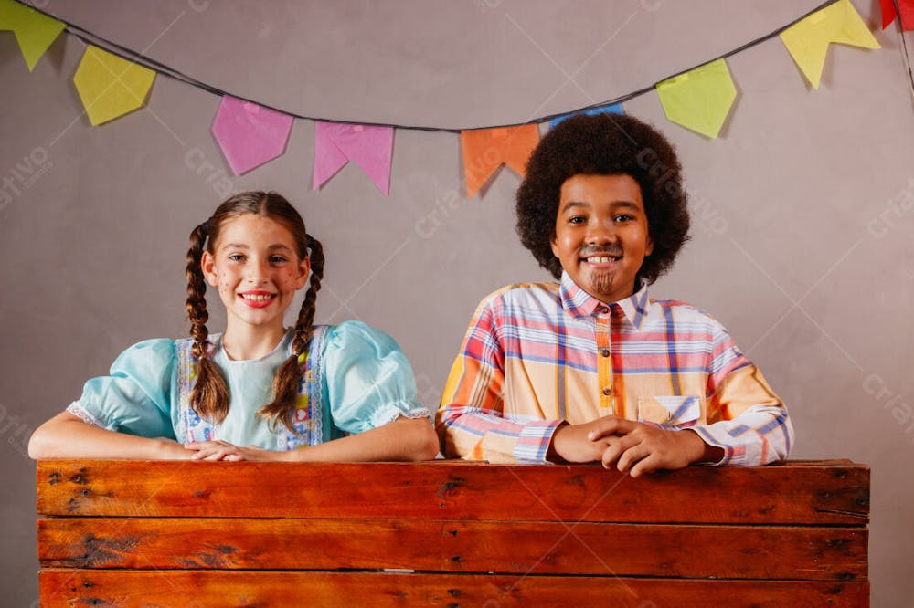 Menino E Menina Criança Na Barraca Da Festa Junina Julina 2